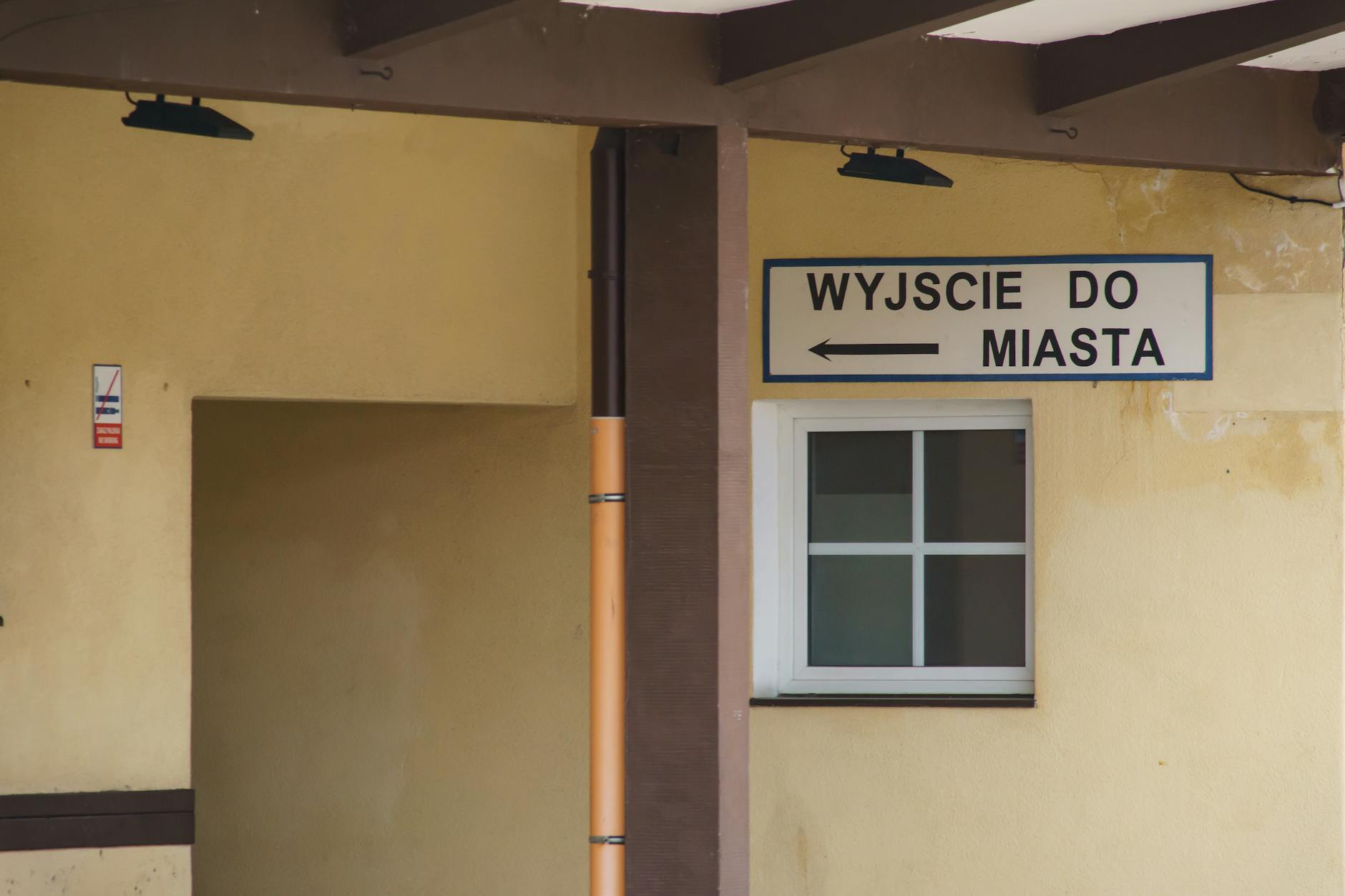 Budynek Urzędu Miasta Zakopane z informacją o skróconych godzinach pracy 3 kwietnia