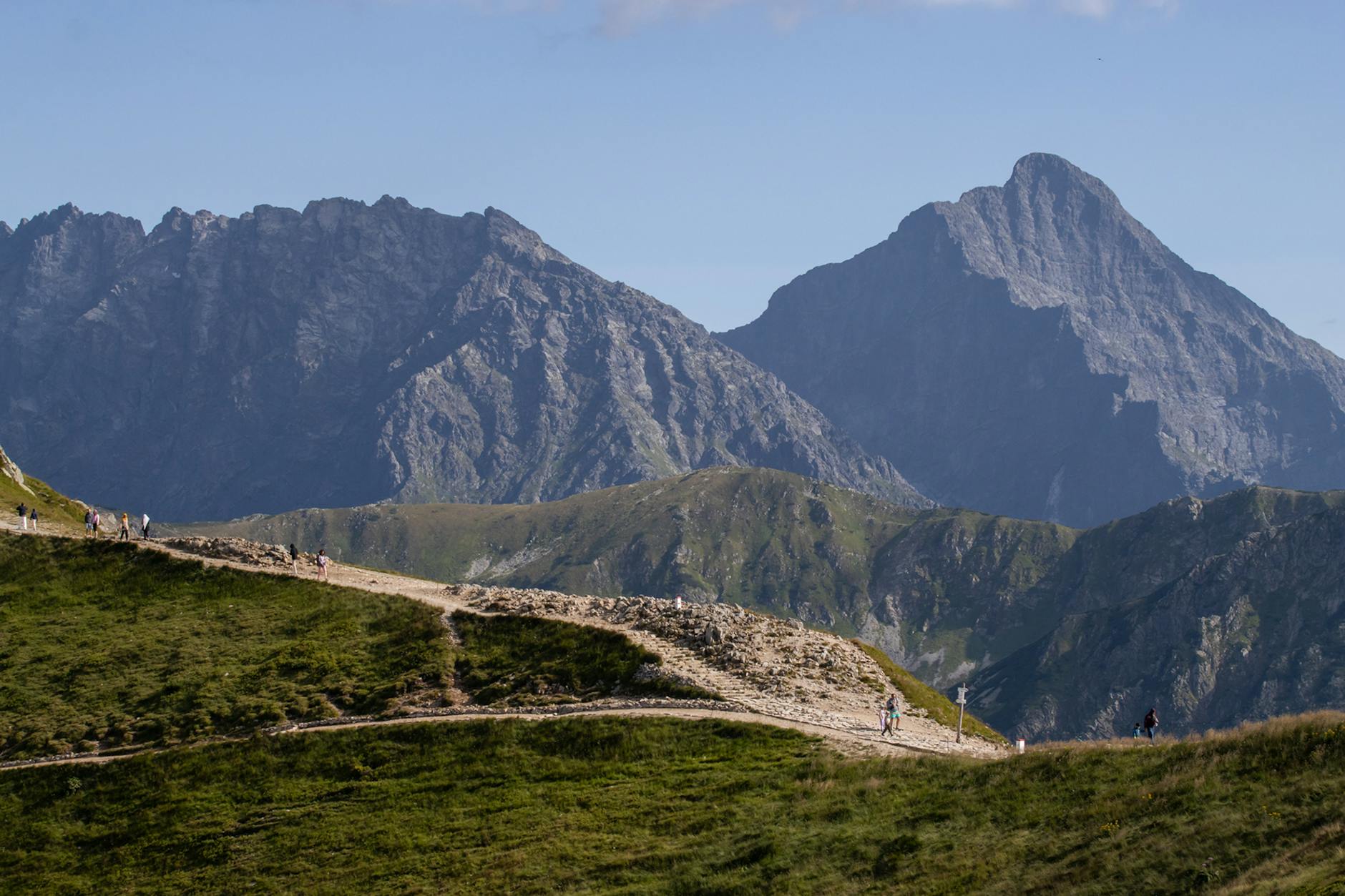 Mapa Zakopanego z ikonami placówek medycznych, podkreślająca kolejki do specjalistów.